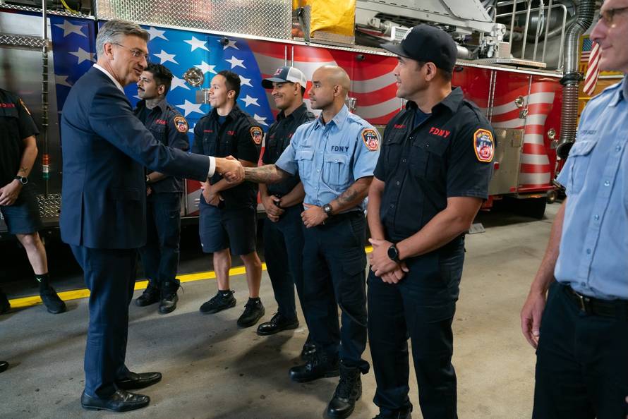 Premijer Plenković posjetio je vatrogasce u New Yorku, pa ostavio ruže za žrtve terorizma