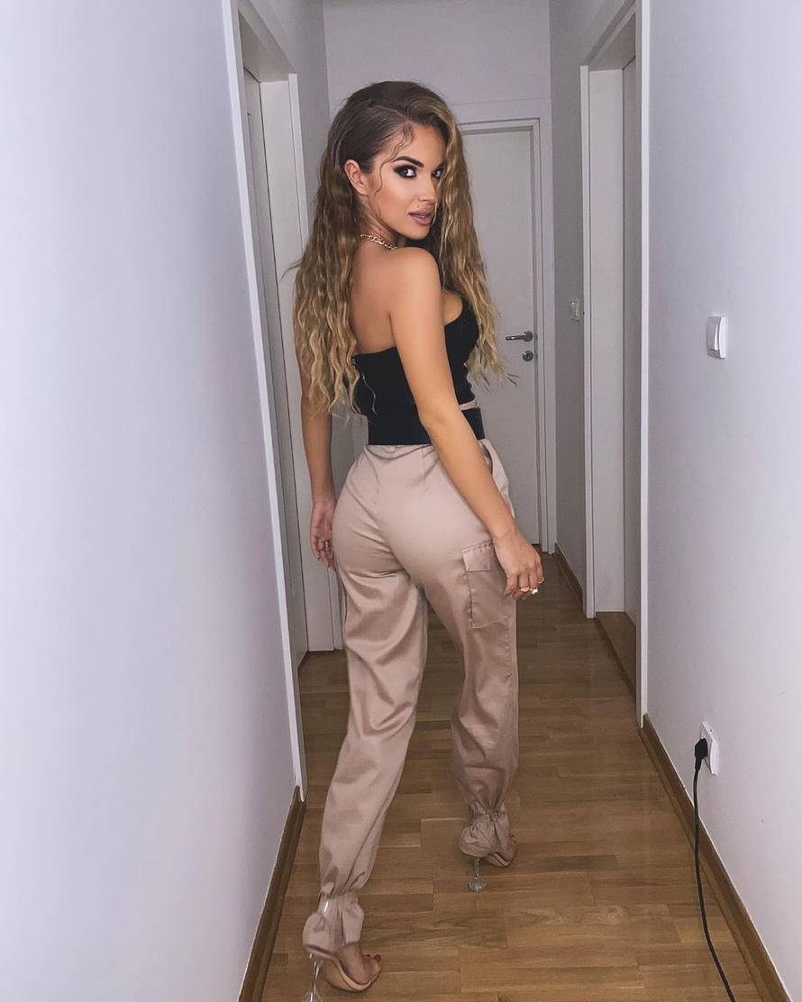 Pjevačica zavukla ruku u gaćice, a Instagram joj obrisao fotku