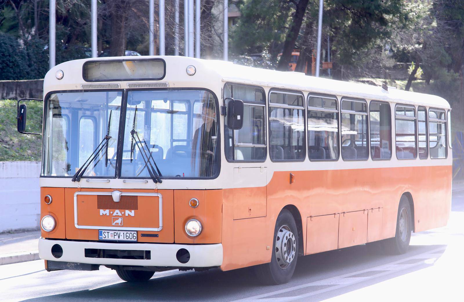 Split: Josip Matulić kupio je oldtimer autobus