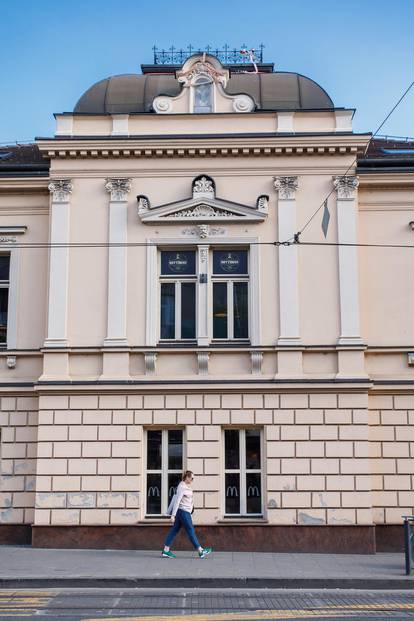 FOTO Pogledajte kako su na Kvatriću zavezali dio zgrade da se ne uruši. Tako stoji 3 godine