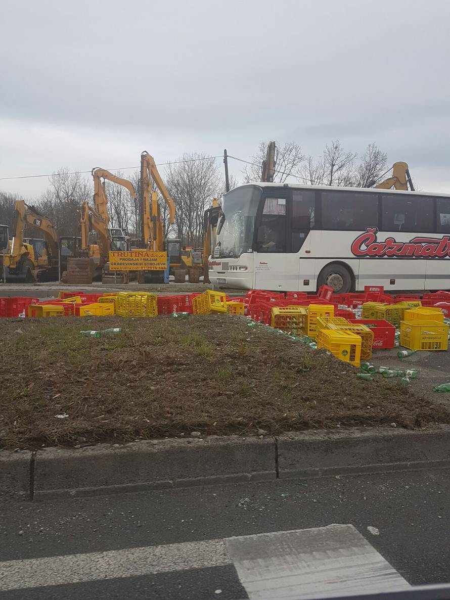 Staklena Slavonska avenija: Iz kamiona na cestu ispale gajbe