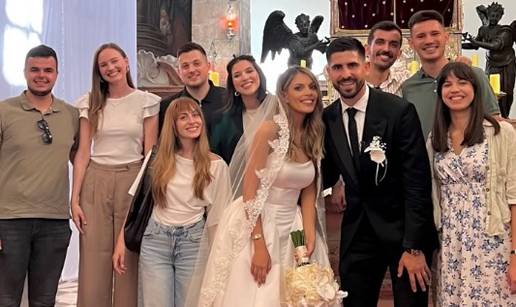 FOTO Sretno, mladenci! Vatreni napustio pripreme za Svjetsko prvenstvo kako bi se o&zcaron;enio...
