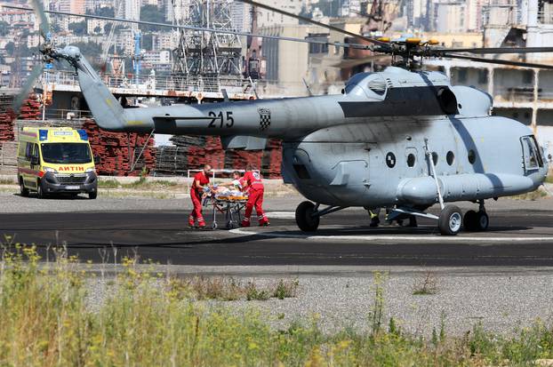Vojni helikopter sa unesre?enom osobom i posadom Hitne medicine sletio na heliodrom na Delti 