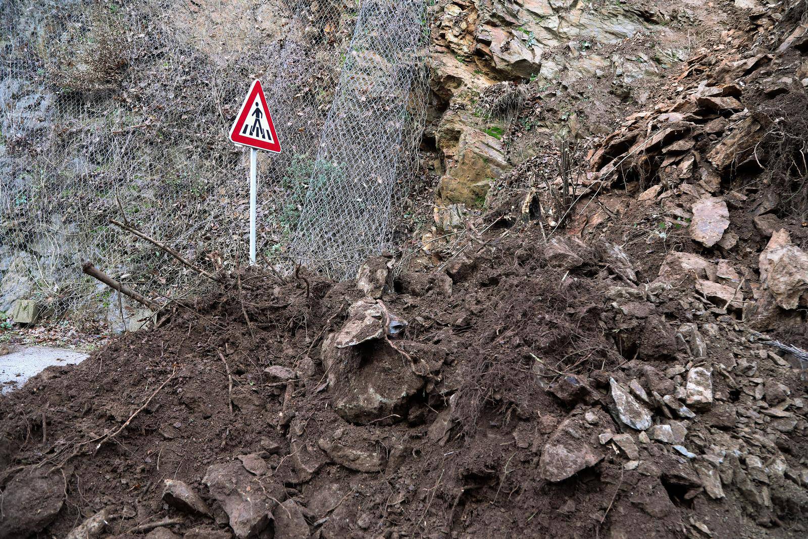 Veliki odron kamenja i zemlje u blizini Pregrade