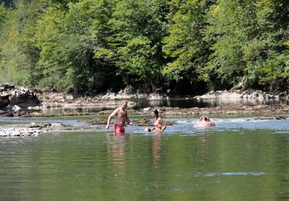 Brod na Kupi: Izletnici potražili osvježenje od ljetnih vrućina na rijeci Kupi u Gorskom kotaru