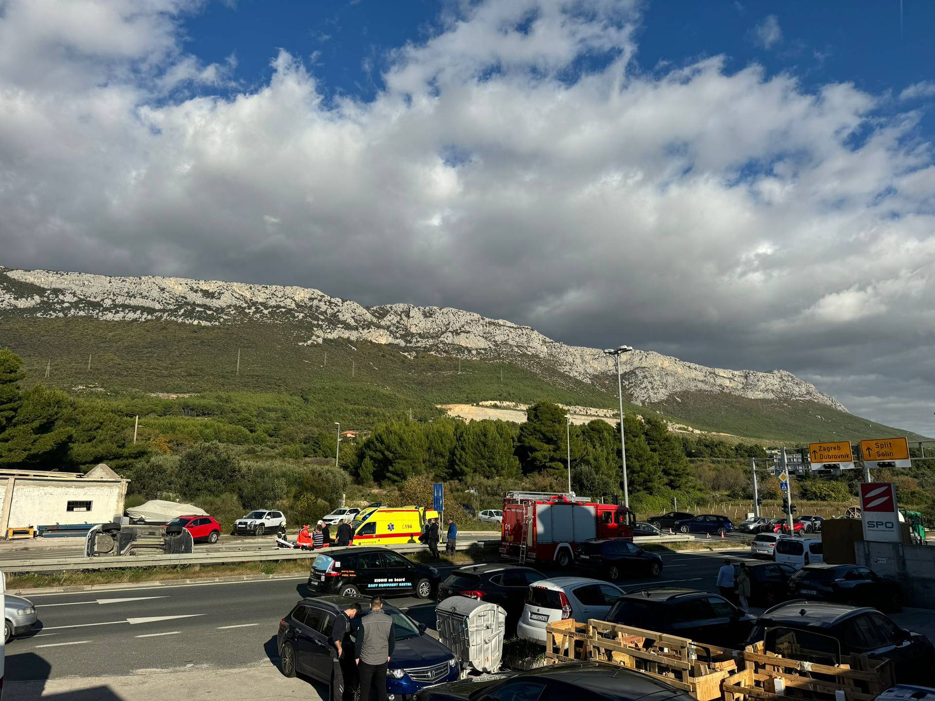 FOTO Auto u nesreći kod Kaštel Sućurca završio na boku: 'Jedan vozač ozlijeđen, staklo posuvda'