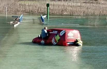 Preračunao se: Pokušao autom kroz nabujalu rijeku, nije išlo...