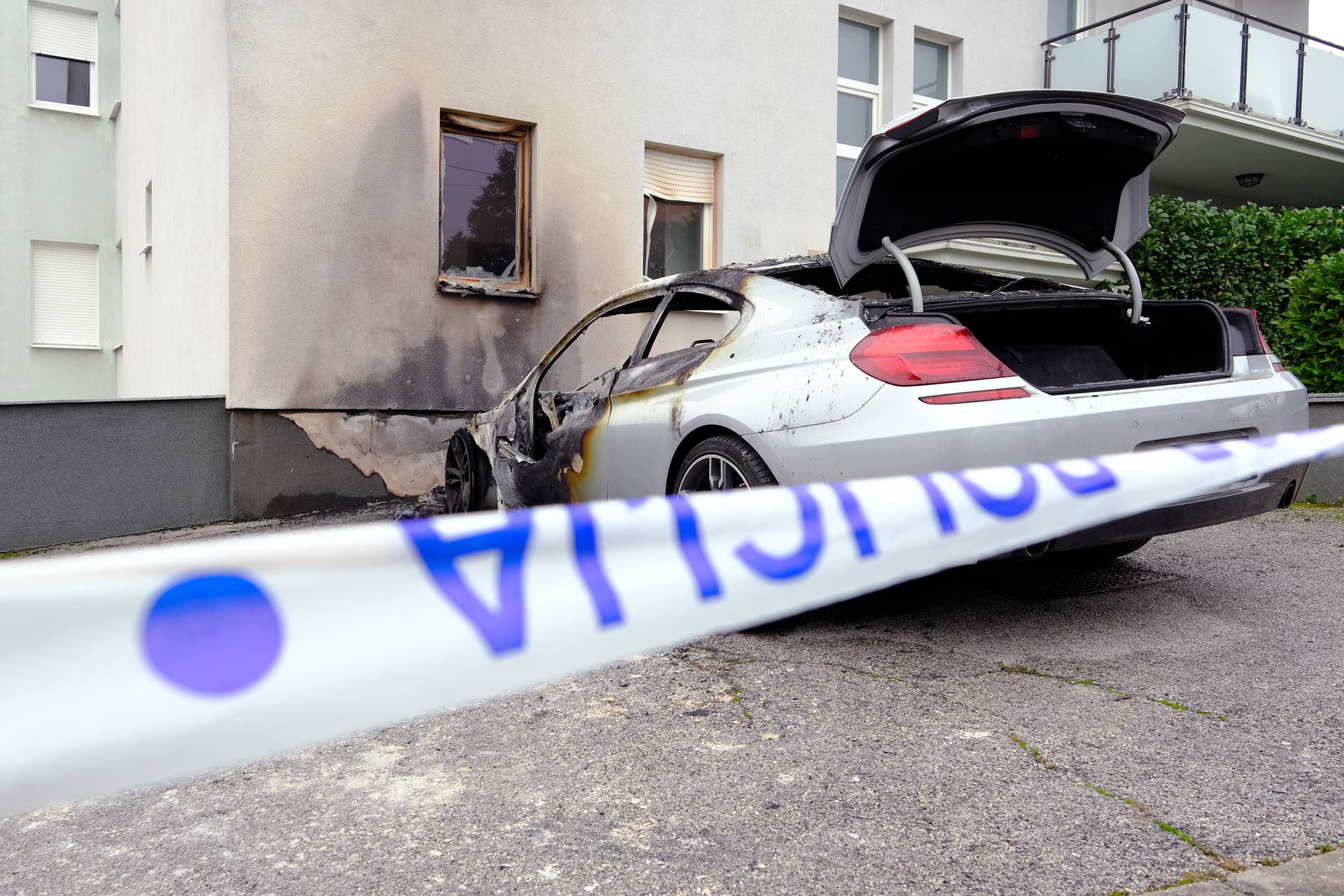 Požar u Zagrebu: Izgorio automobil u Maksimiru, vatra oštetila i kuću