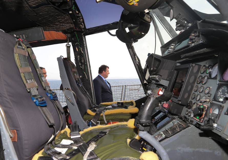 Britanski razarac HMS Defender