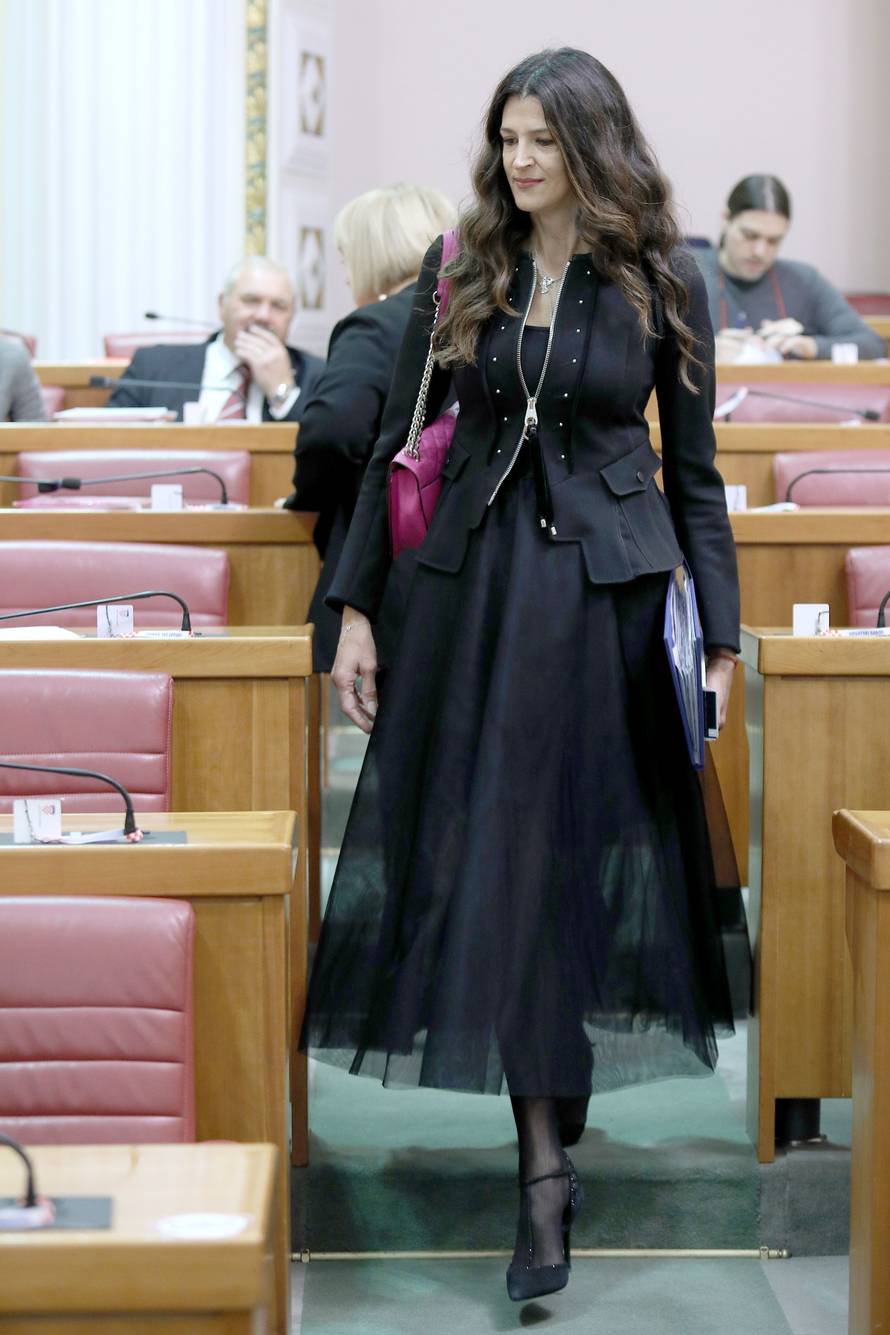 Zagreb: Dananji modni odabir zastupnica u saborskim klupama