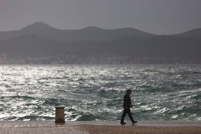 Prazne zadarske ulice zbog jakog vjetra i kiše ovu nedjelju