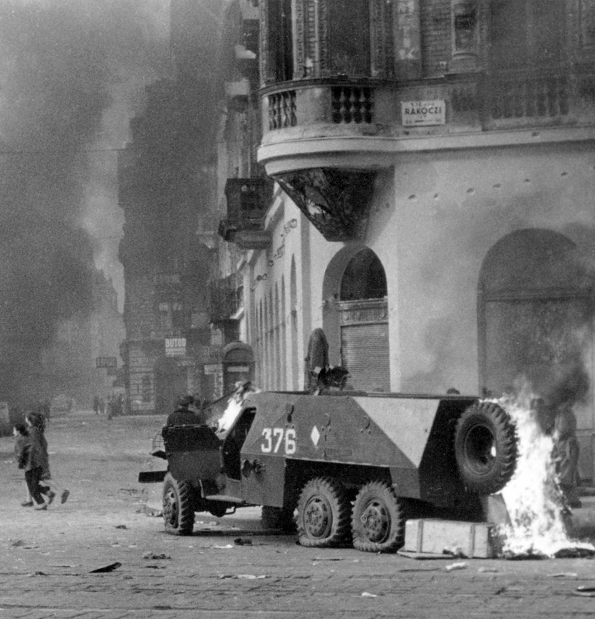 Ustanak ugušen u krvi: Tenkovi su pucali na sve što se miče,  a ulice su uskoro preplavili leševi