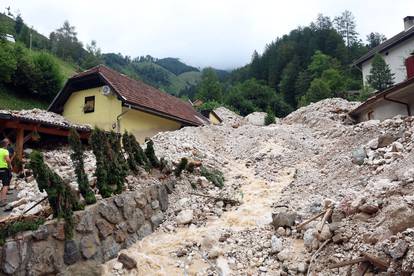 FOTO Odron zatrpao kuće nakon obilnih kiša u Sloveniji, morali su evakuirati ljude iz sela