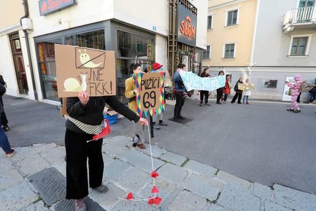 Rijeka: Molitelji i prosvjednici pred katedralom Svetog Vida.