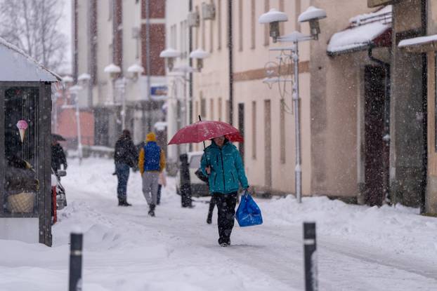 U Gospiću je izmjereno 16 cm snijega