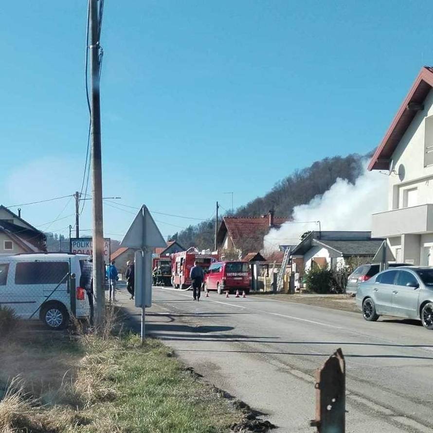 Izgorjela obiteljska kuća u Donjoj Stubici. Žena pri loženju peći granje polila tekućinom