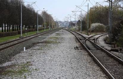 Teška nesreća u Vrpolju: U naletu vlaka poginuo čovjek