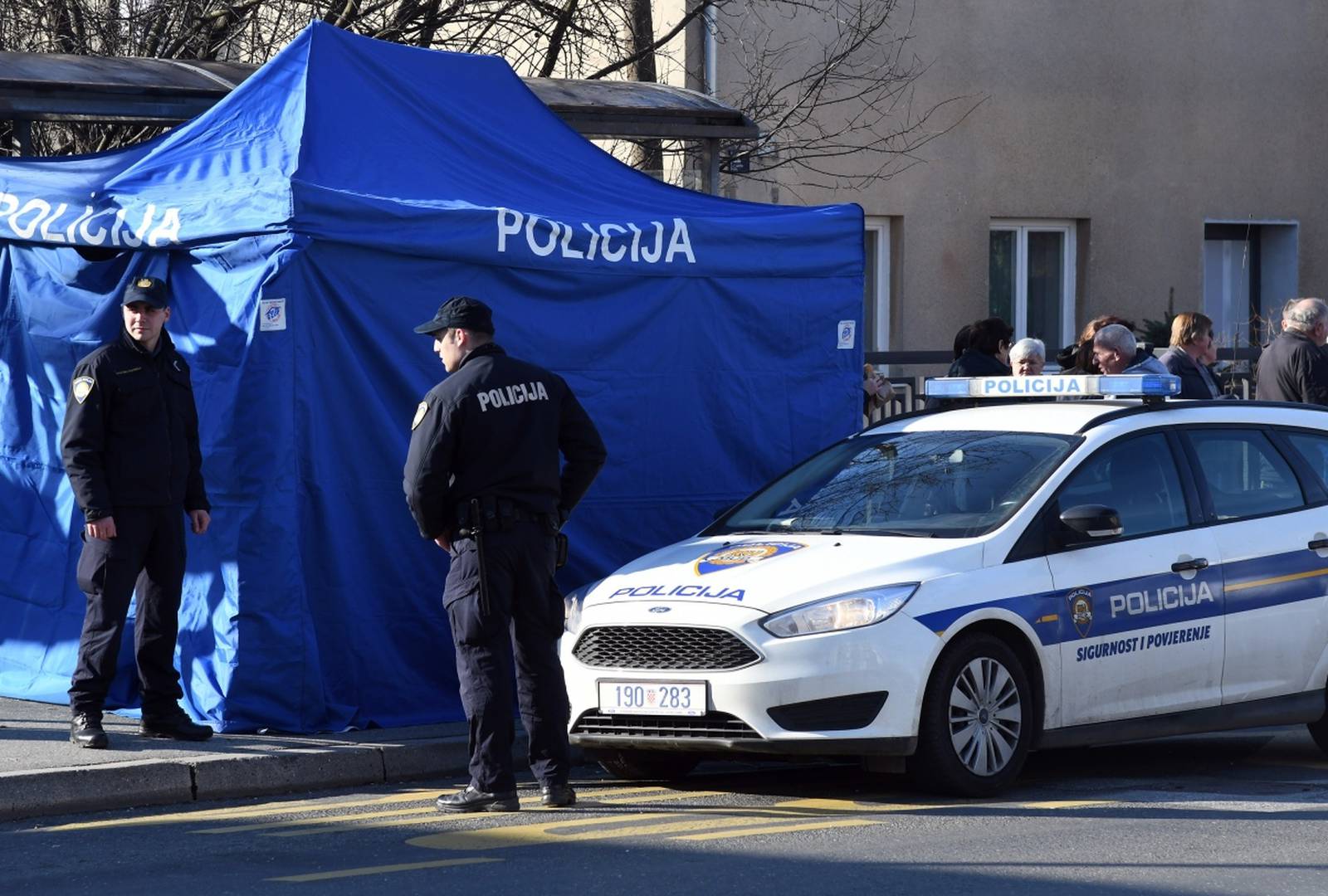 Policijski očevid na autobusnoj stanici u Sesvetama gdje je pronađeno tijelo muškarca