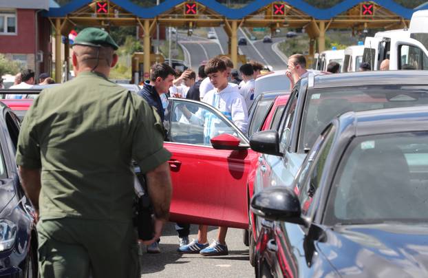 Navijači Rijeke na izlazu Dugopolje uz policijsku pratnju nastavljaju prema Poljudu