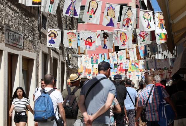 Sve ve?i broj turista može se vidjeti na ulicama Šibenika