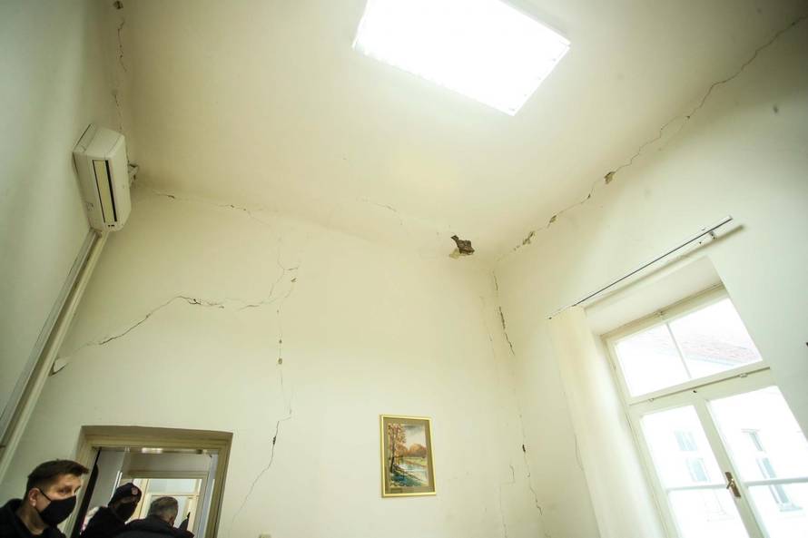 Gradonačelnik Petrinje obišao zgradu Gradske uprave koja je stradala u potresu