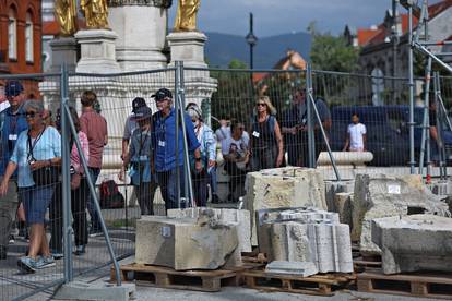 Zagreb: Dijelovi katedrale raspoređeni po tlu ispred katedrale 