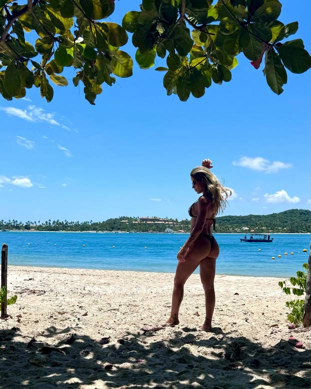 Fatalna Brazilka besplatno časti fanove intimnim fotografijama