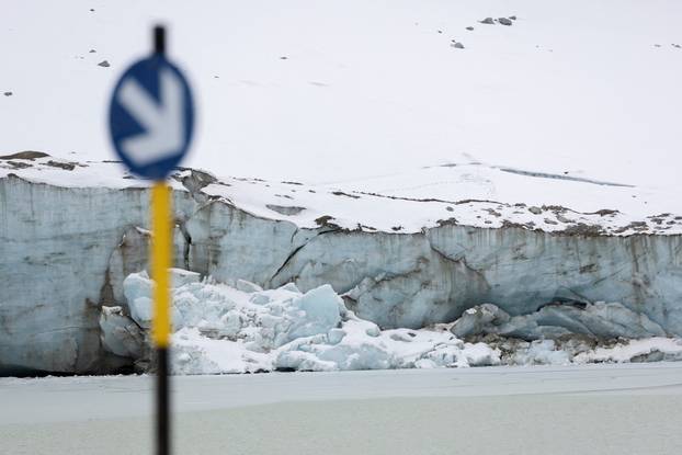 Warm weather causes troubles to prepare slopes for the upcoming ski season in Austria