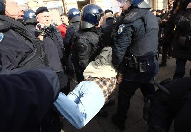 ARHIVA: Zagreb: Na prosvjedu protiv EU policija grubo privela nekolicinu prosvjednika