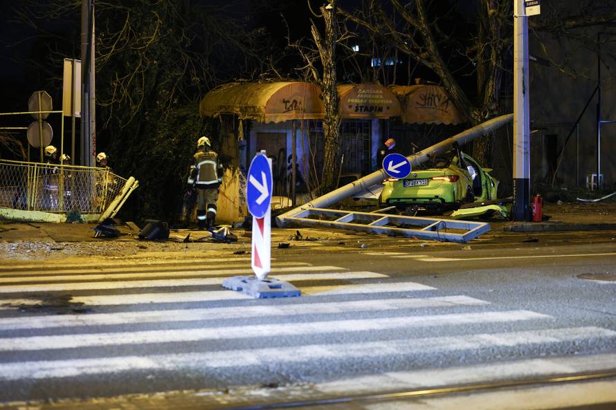Zagreb: Prometna, BMW-om srusio semafor