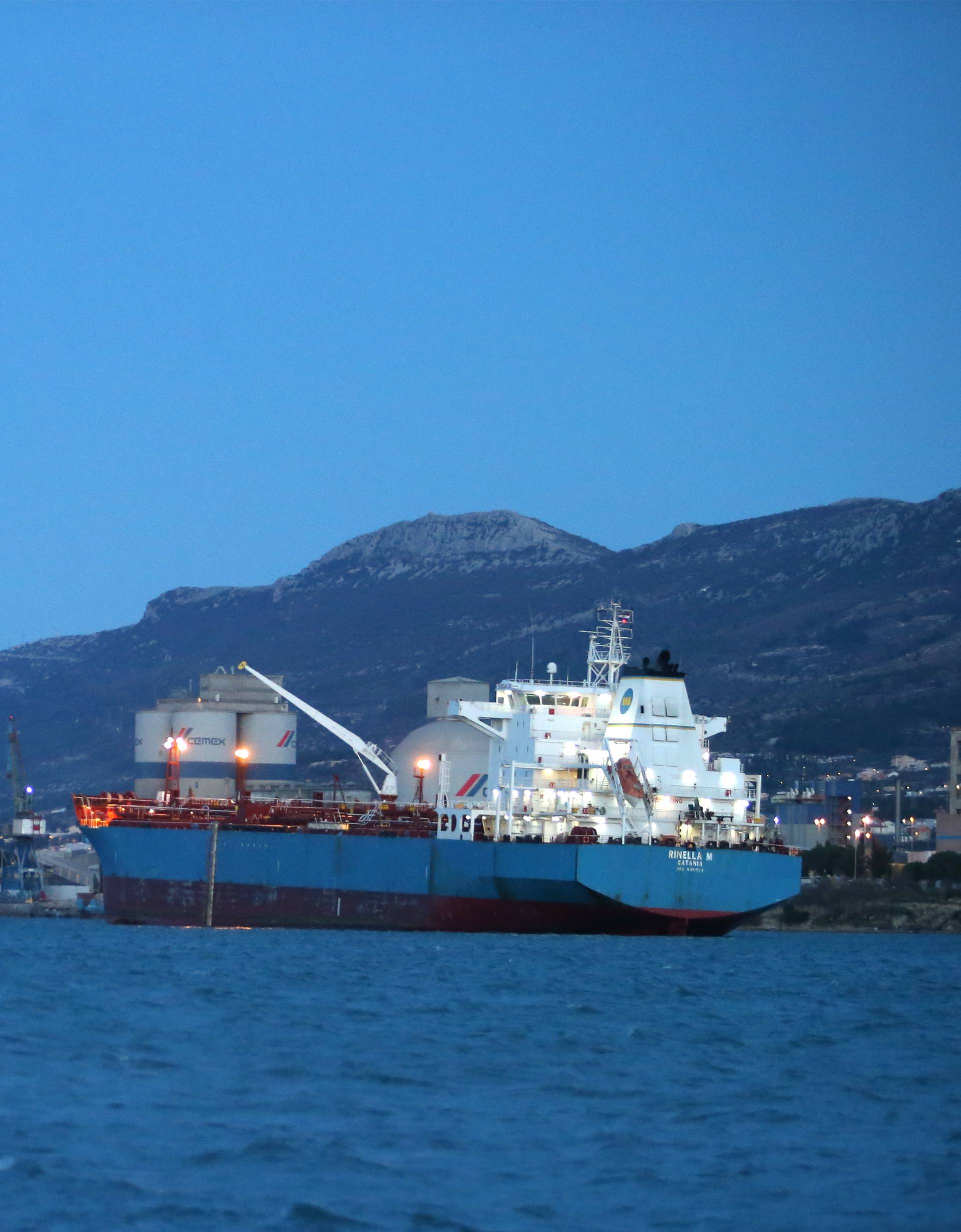 Kod otočića blizu Splita zbog udara vjetra se nasukao tanker