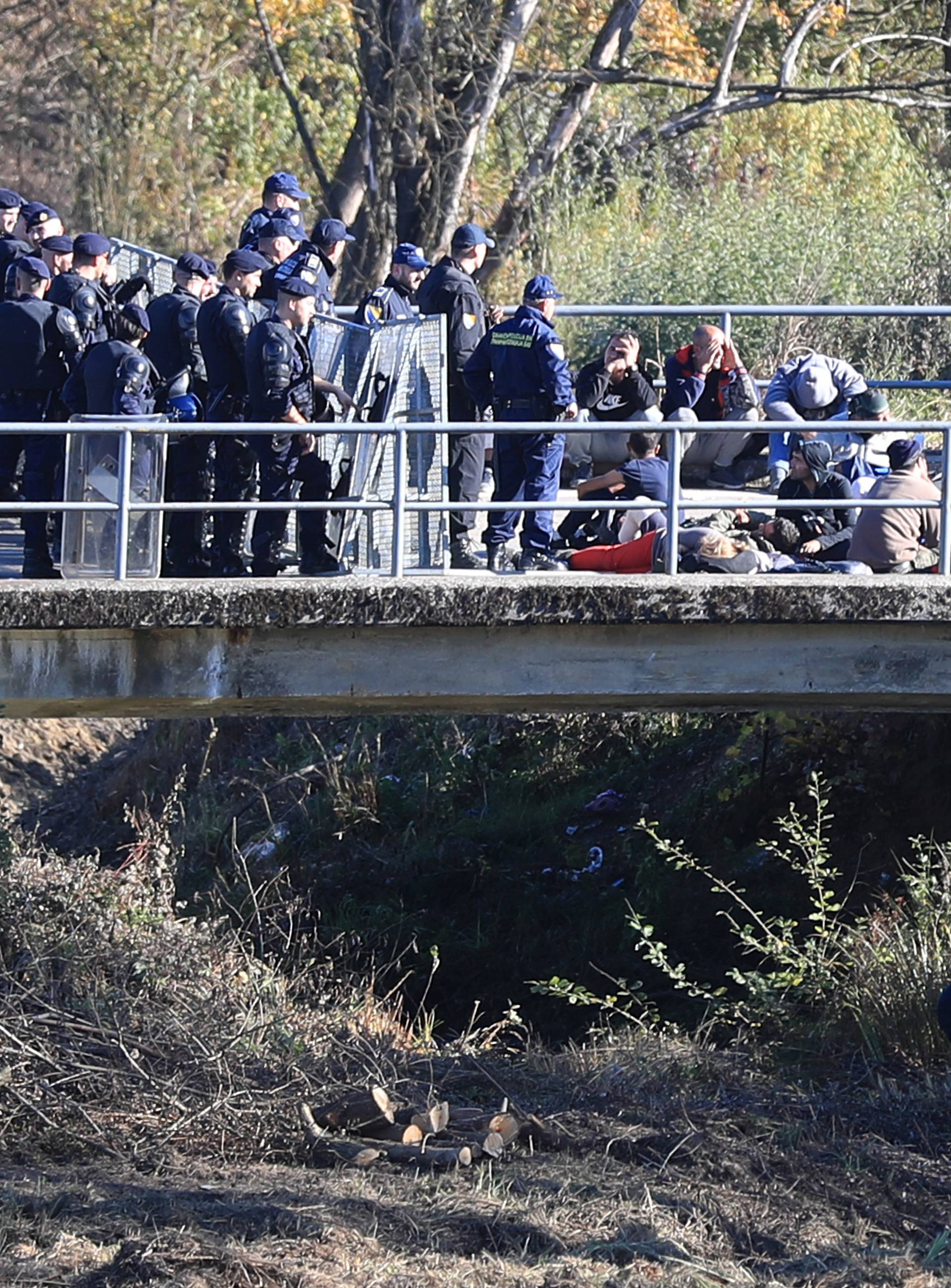 Migranti ih gađali kamenjem: Lakše ozlijeđena dva policajca