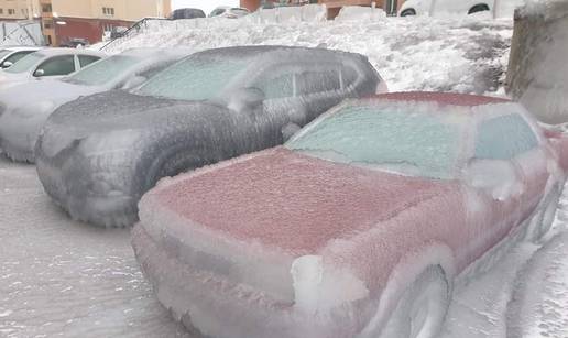 Snježna oluja pogodila Rusiju, sve je zaleđeno, nema grijanja