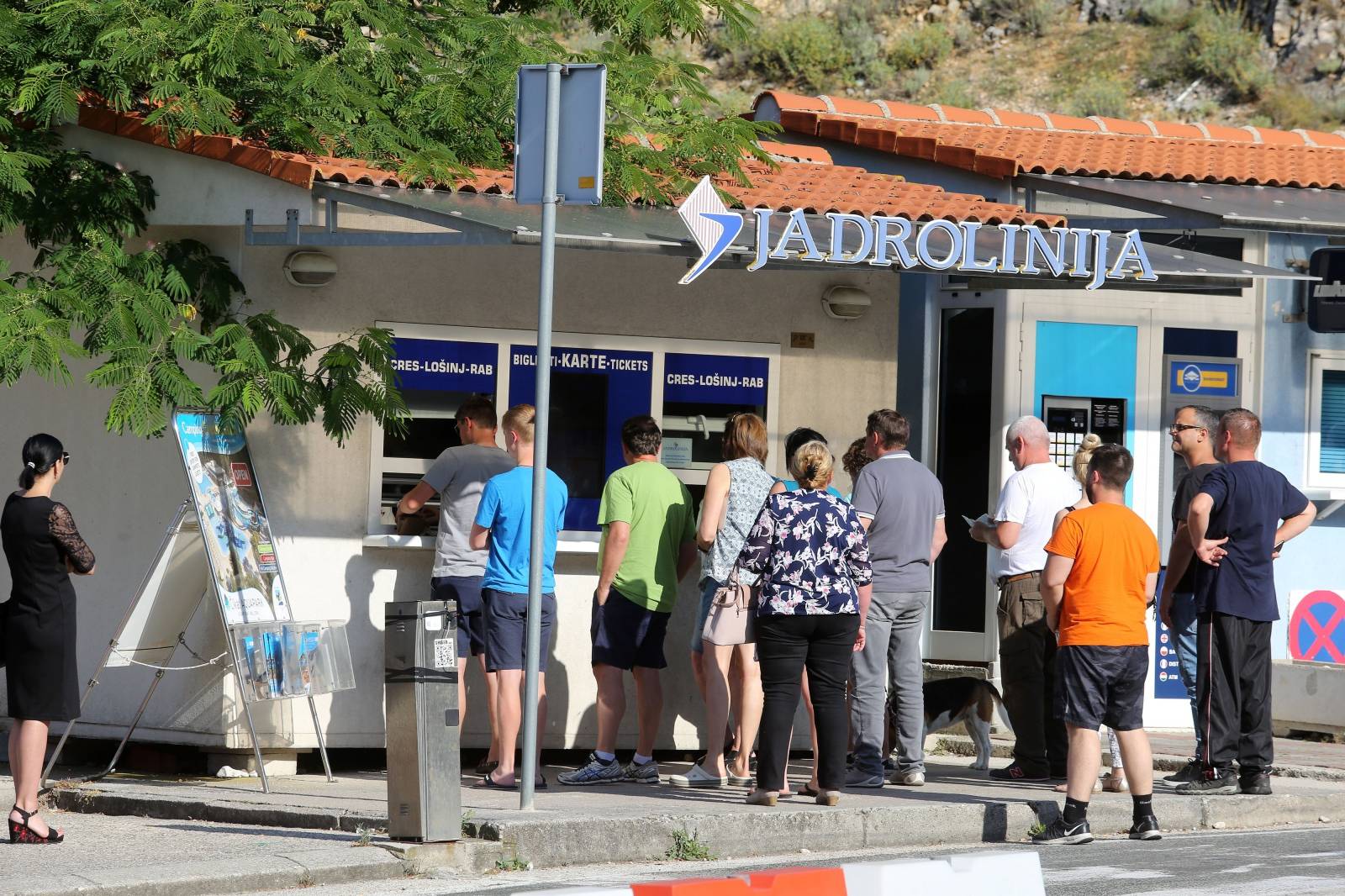 Valbiska: Turisti Äekaju trajekt za Cres