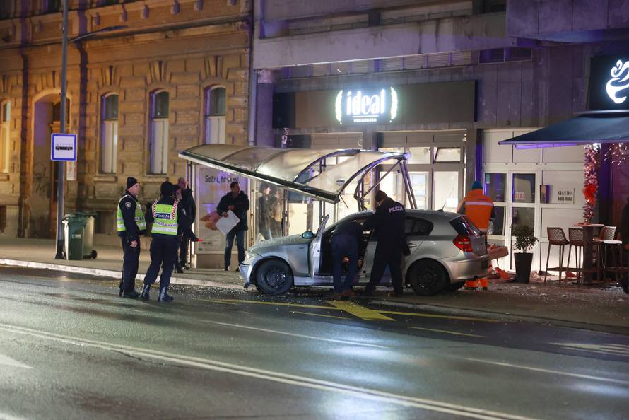 Kaos u centru Osijeka: BMW-om pokosio autobusnu stanicu, 