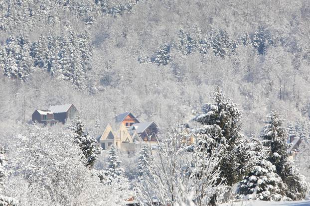 Snijeg privukao u Mrkopalj ljubitelje sanjkanja