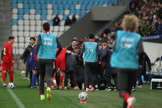 Osijek: Tijekom utakmice s Hrvatskom, turski izbornik Egemen Korkmaz se srušio i odvela ga je Hitna pomoć
