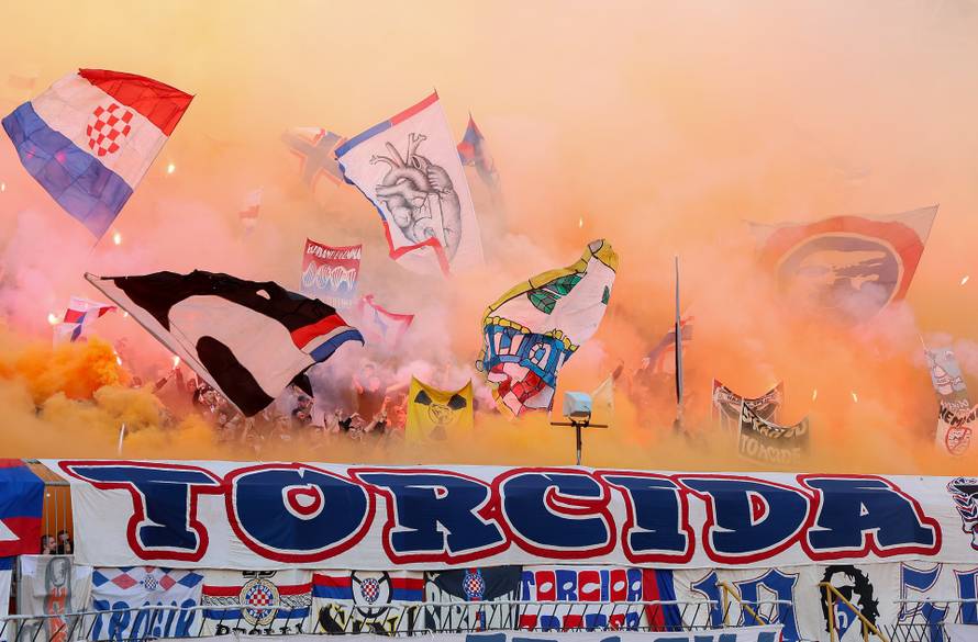 Split: Bakljada na tribinama tijekom utakmice Hajduka i Dinama