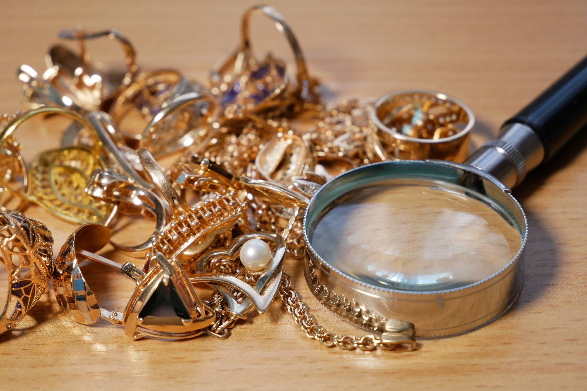 Jewelry,,Pawn,Shop,And,Buy,And,Sell,Golden,Rings,,Necklace