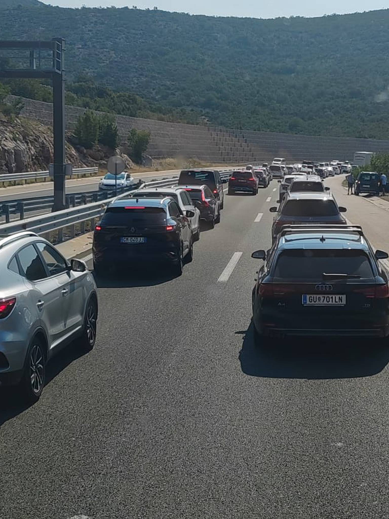 VIDEO Kaos na autocesti A1 kod Sv. Roka: 'Ogromna je kolona! Stojimo dva sata i ne mičemo'