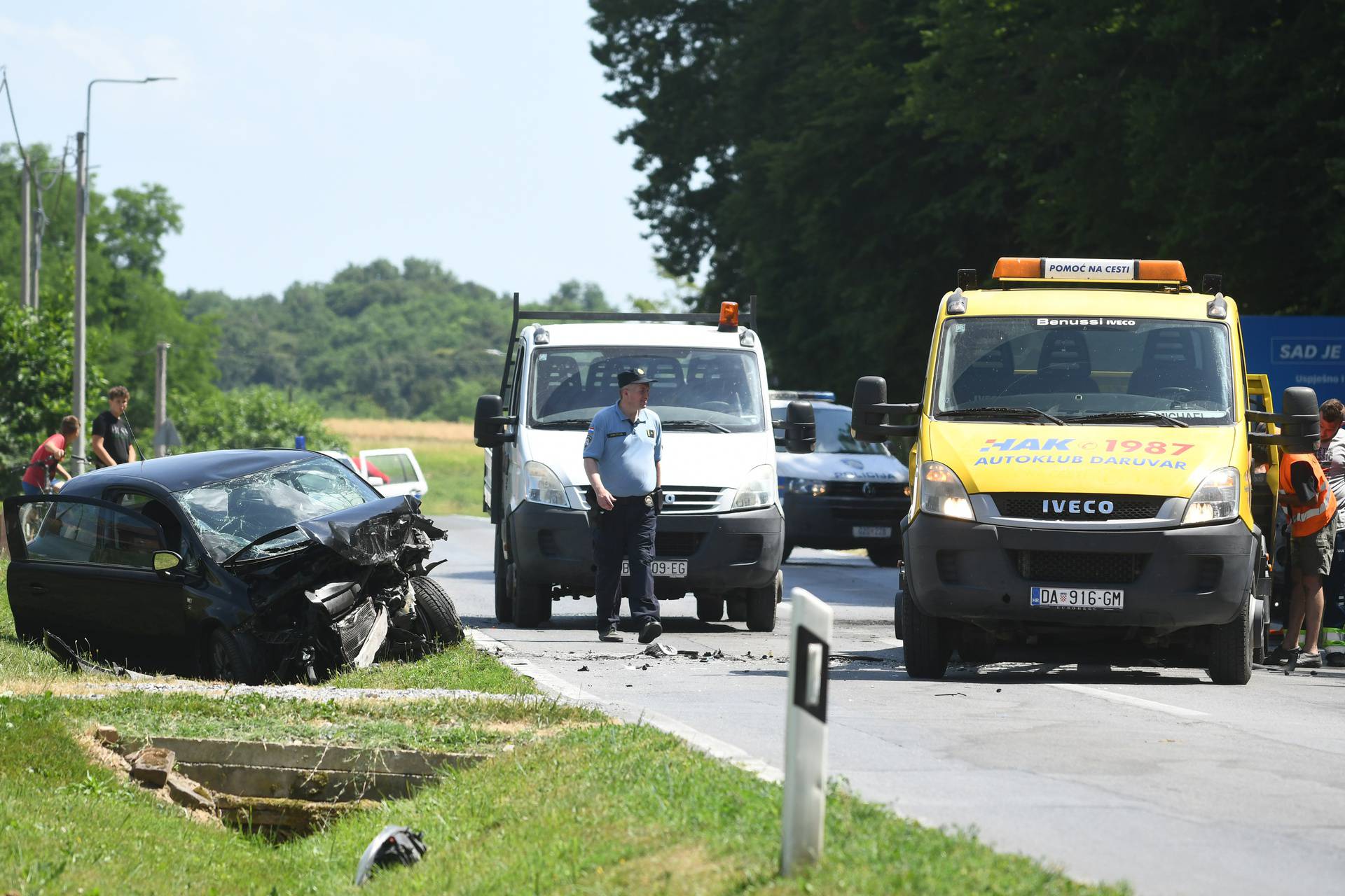 Troje ozlijeđenih u sudaru kod  Daruvara, jedan automobil potpuno izgorio nakon nesreće