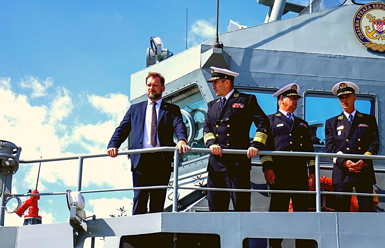 Banožić im je to odobrio: Tog dana bilo je 14 linija za Hvar, ali biskupi su odabrali vojni brod