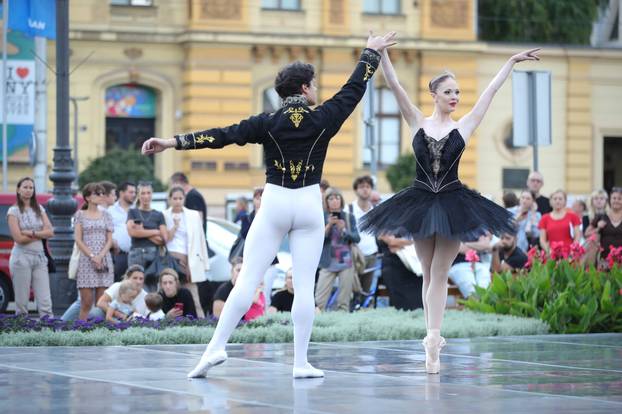 Nastavlja se plesna čarolija "Balet u predvečerje" ispred zagrebačkog HNK