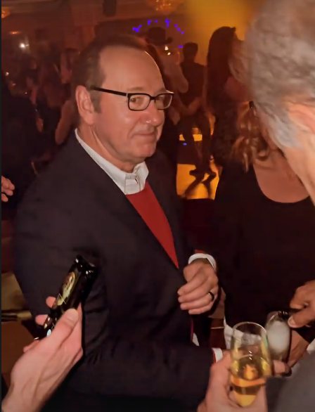Kevin Spacey je na dočeku pio šampanjac i fotkao se sa svima