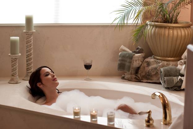 Young,Pretty,Lady,Relaxing,In,A,Bubble,Bath