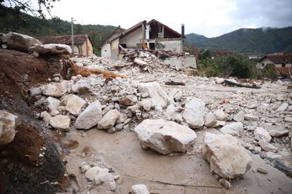 FOTO Razbijaju zidove, kopaju po blatu, dižu namještaj... Traže nestale u ruševinama, kiša lije