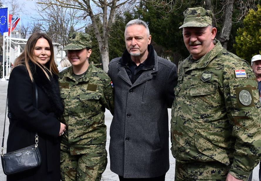 Na svečanoj prisegi ročnika u Požegi pozornost je privukla Diva Perković, kći pjevača Marka Perkovića Thompsona