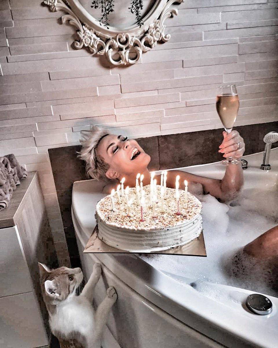 Indira je rođendan slavila gola: Suprug joj tortu donio u jacuzzi