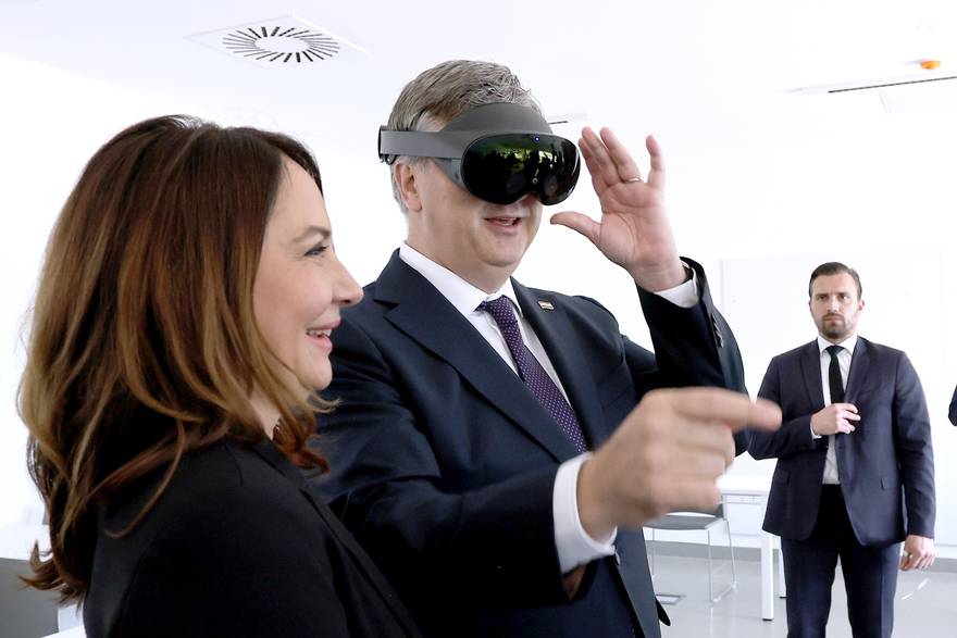 Premijer Plenković isprobao VR naočale