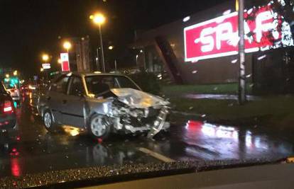 Krš i lom u Zagrebu: Sudarila se tri auta, ima i ozlijeđenih...